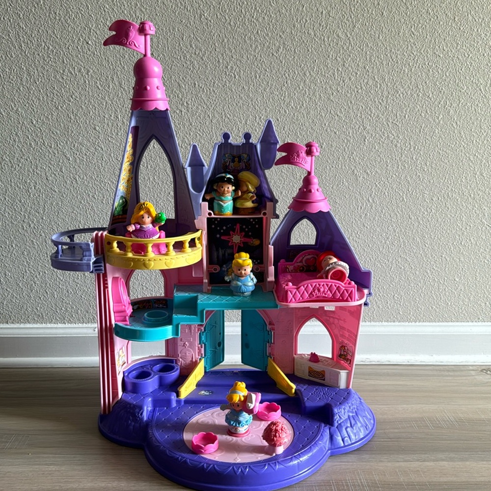 Disney Castle Little People with dolls